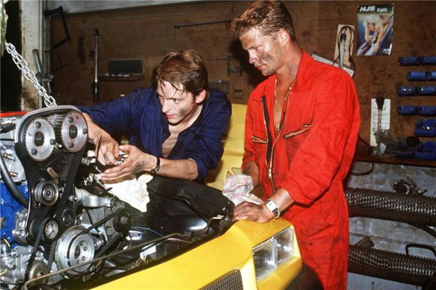 Til Schweiger bemühte sich um zweiten „Manta Manta“-Teil Szene aus der Komödie „Manta, Manta“: Til Schweiger (r) und Stefan Gabelhoff tunen einen Wagen. Foto: Horst Ossinger