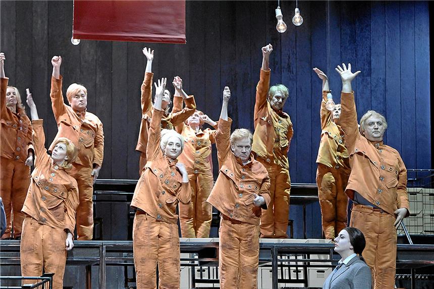 Schostakowitschs Operette enttäuscht Szene aus der Operettenrevue. Foto: Stöss