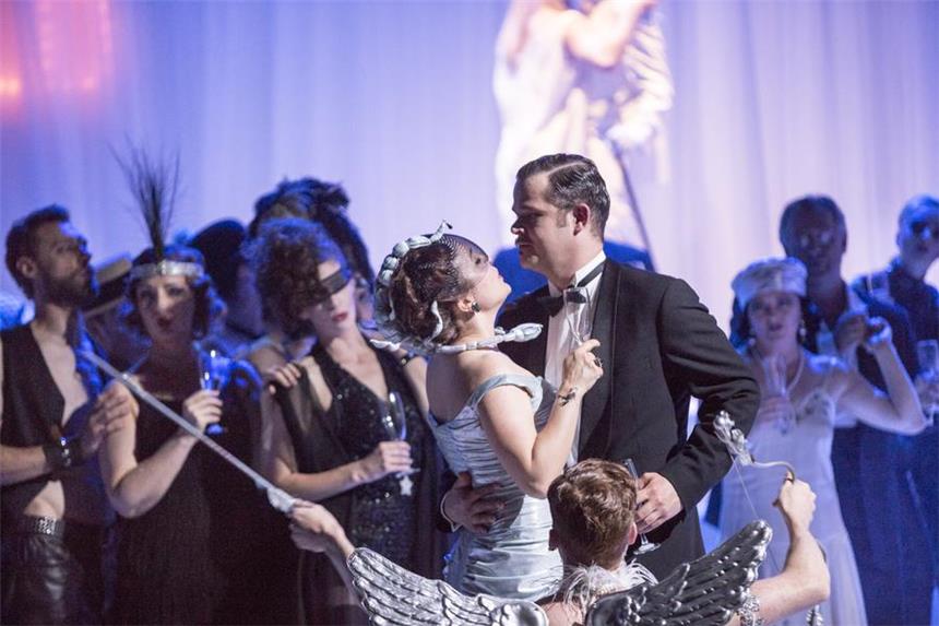 Mobbing mit Schmäh in der Wiener Gesellschaft Szene aus "Die Fledermaus" von Johann Strauss