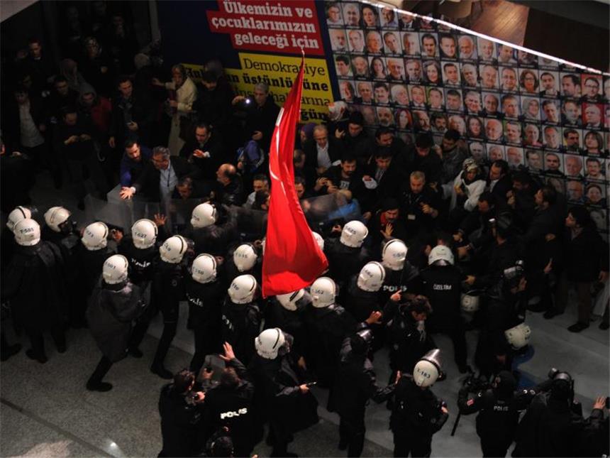 Türkei bringt oppositionelle Zeitung auf Regierungslinie Szene kurz vor der Besetzung des Redaktionsgebäudes der Zeitung «Zaman». Foto: Talha Sertturk