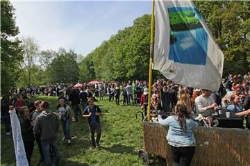 Szene wie diese am Cappenberger See am 1. Mai 2018 sind diesmal verboten. Die Wiese am Cappenberger See, beliebtes Ziel auch von Selmern, wird gesperrt.