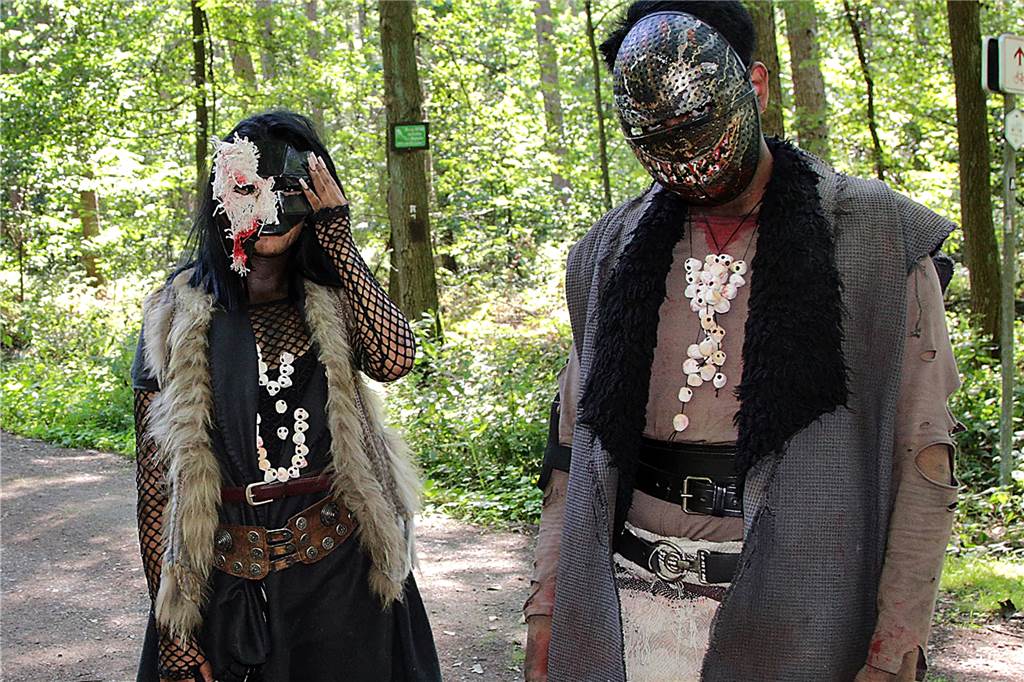 Gruselig! Endzeitgestalten bevölkern den Wald bei Hamm-Bossendorf Szenen bei über 30 Grad im Wald zu drehen ist in diesen Kostümen kein reines Vergnügen.