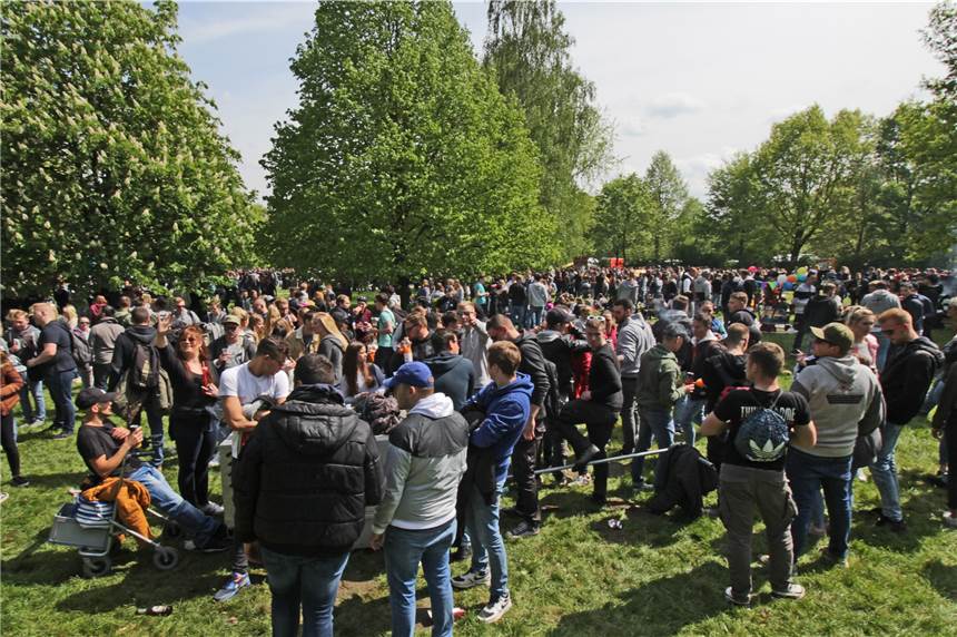 Corona-Krise in Lünen: Stadt sperrt am 1. Mai Wiese am Cappenberger See Szenen wie diese am Cappenberger See am 1. Mai 2018 mit riesigen Ansammlungen von Menschen wird es in diesem Jahr nicht geben. Die Grillwiese wird gesperrt.