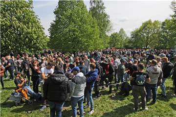Szenen wie diese am Cappenberger See am 1. Mai 2018 mit riesigen Ansammlungen von Menschen wird es in diesem Jahr nicht geben. Die Grillwiese wird gesperrt.