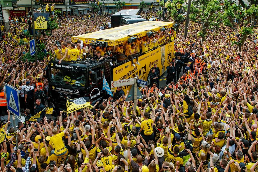 Mögliche BVB-Meisterfeier: Wenig Auswahl bei Hotels zum Spieltag BVB-Fans feiern mit der Mannschaft am Borsigplatz.