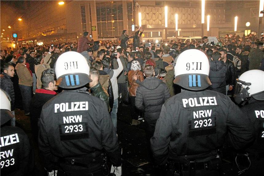 An diesen Orten in Dortmund gelten an Silvester Böller-Verbote Szenen wie in der Silvesternacht 2016/2017 sollen sich nicht wiederholen. Die Polizei bereitet einen Großeinsatz mit noch mehr Personal vor.