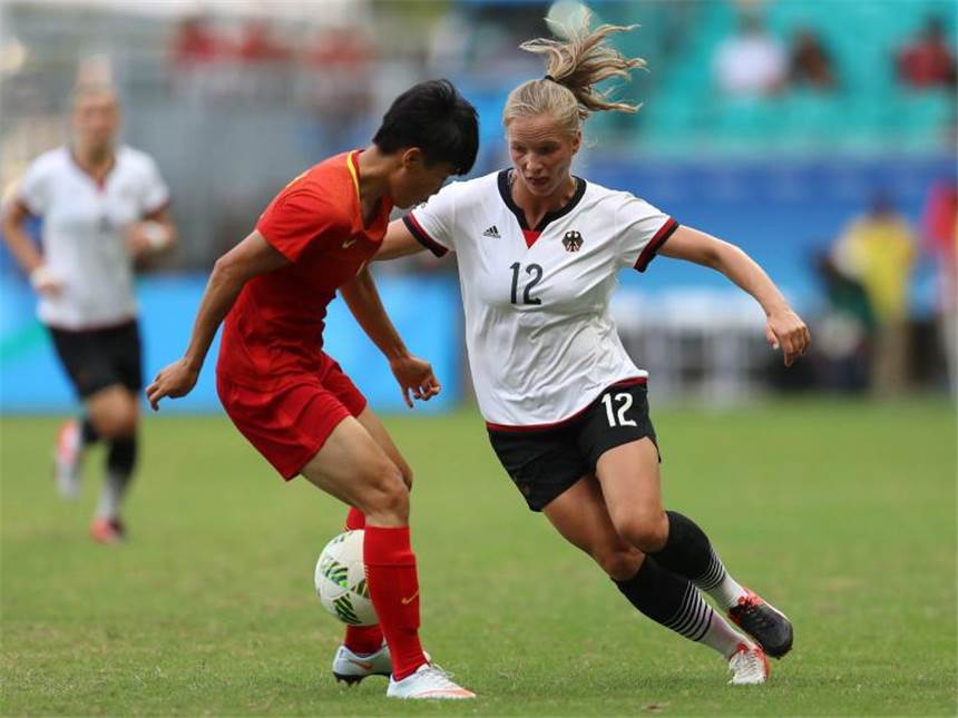Vorfreude bei DFB-Frauen: Im Halbfinale gegen Kanada Tabea Kemme (r) tunnelt ihre chinesische Gegenspielerin Gao Chen. Foto: Cristiane Mattos