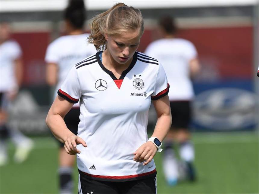 DFB-Frauen vor Gruppensieg: «Kampfmodus» gegen Thailand Tabea Kemme voll konzentriert beim DFB-Training in Winnipeg. Foto: Carmen Jaspersen