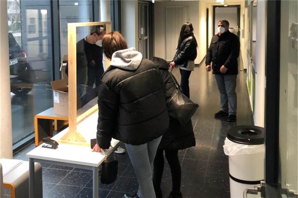 Eine Schule in der Nordstadt bekommt mehr iPads als ganze Stadtbezirke Tablet-Ausgabe an der Anne-Frank-Gesamtschule: Um den Hygienevorschriften gerecht zu werden, gibt es klare Zeitfenster.