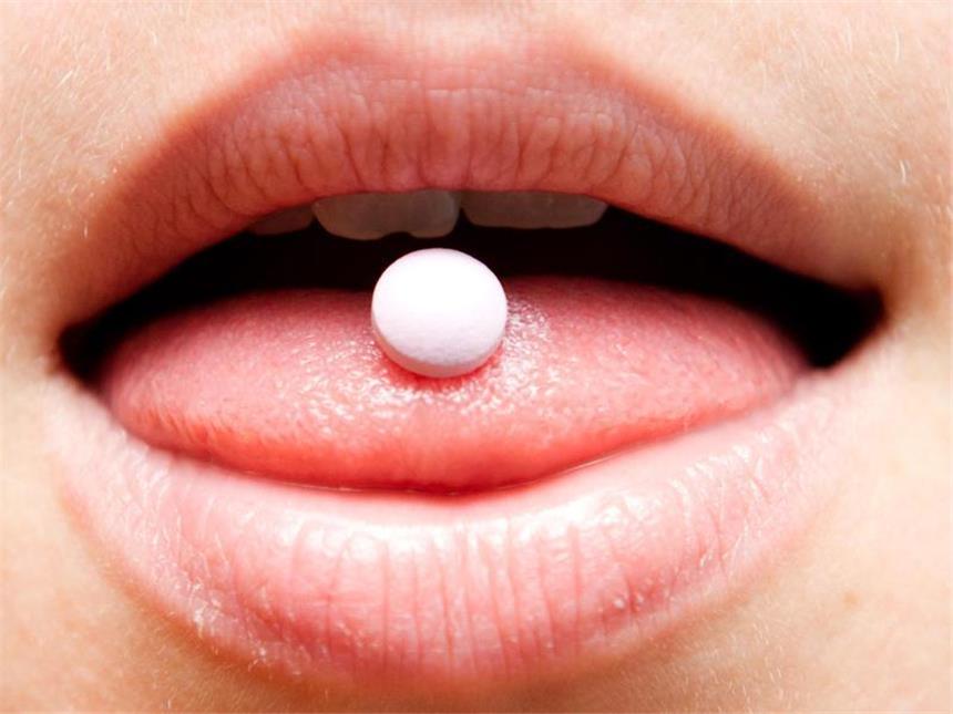 Medikamente: Nicht jede Tablette darf geteilt werden Tabletten ohne Bruchkerbe sollte man nicht eigenständig halbieren. Unabhängig davon gilt: Die Medikamentendosis kann nach Teilen einer Pille Schwankungen unterliegen. Foto: Franziska Koark