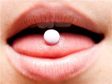 Tabletten ohne Bruchkerbe sollte man nicht eigenständig halbieren. Unabhängig davon gilt: Die Medikamentendosis kann nach Teilen einer Pille Schwankungen unterliegen. Foto: Franziska Koark