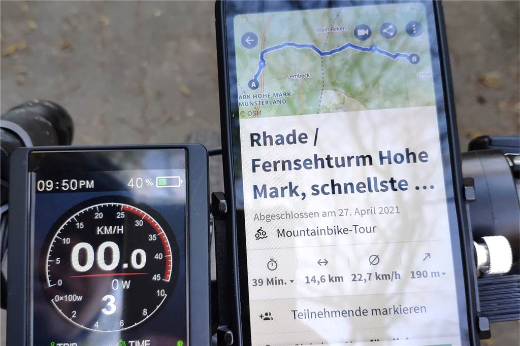 Tacho und Routenplaner mit der Komoot-App sind immer dabei.
