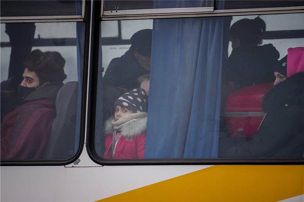 Dorstener Ehepaar hat Flüchtlinge aus der Ukraine aufgenommen Flüchtlinge aus der Ukraine hinter den Scheiben eines Busses