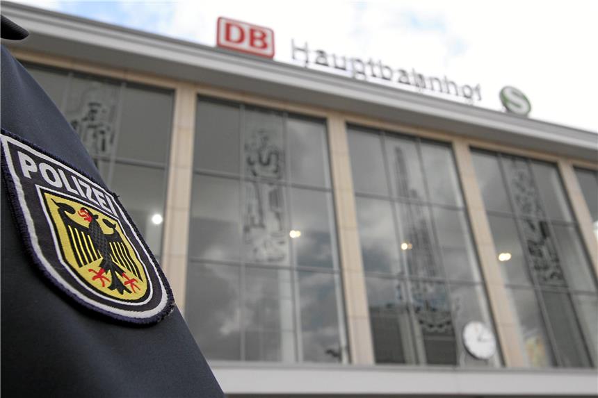 Die Personalnot bei der Bundespolizei spitzt sich zu Täglich nutzen 660 000 Bürger die Busse und Bahnen in Nordrhein-Westfalen. Der Dortmunder Hauptbahnhof ist für die Bundespolizei ein wichtiger Einsatzort, denn er ist eine der größten Drehscheiben im Ruhrgebiet. Foto: Peter Bandermann