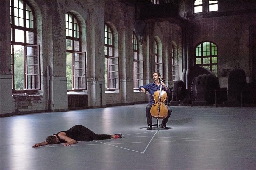 Choreografien zu Bachs Cellosuiten Tänzerin Marie Goudot mit Cellist Jean-Guihen Queyras in Anne Teresa De Keersmaekers ChoreografieFoto: Anne Van Aerschot