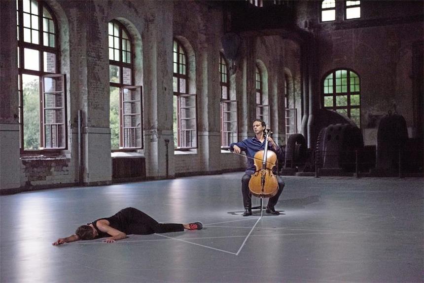 Choreografien zu Bachs Cellosuiten Tänzerin Marie Goudot mit Cellist Jean-Guihen Queyras in Anne Teresa De Keersmaekers Choreografie