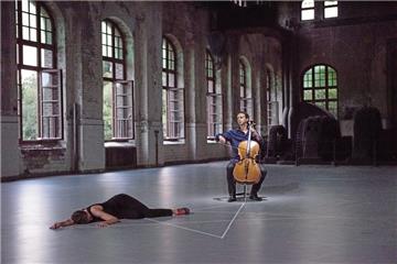 Tänzerin Marie Goudot mit Cellist Jean-Guihen Queyras in Anne Teresa De Keersmaekers Choreografie