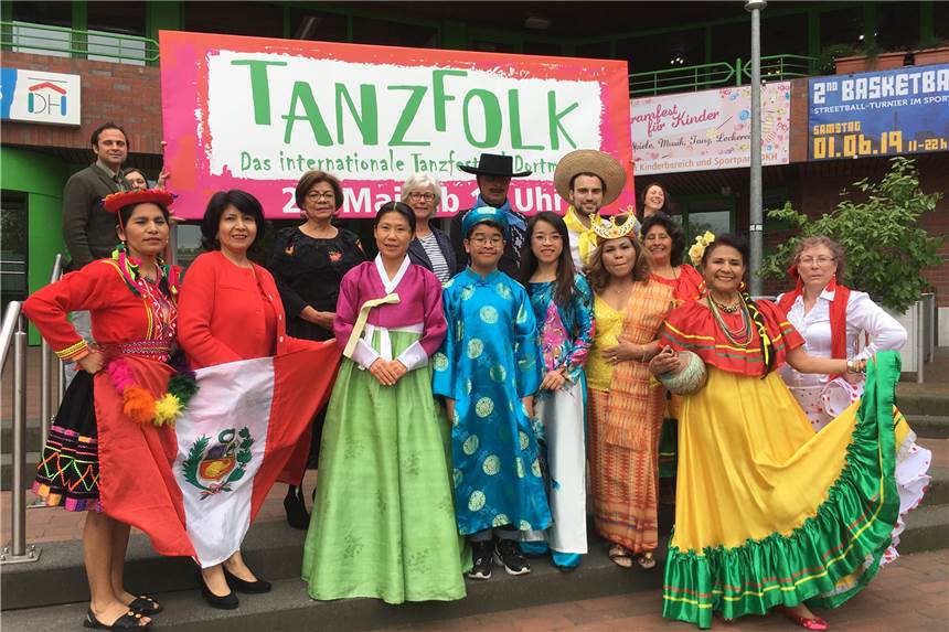 Festival im Keuning-Haus: Zu traditionellen Tänzen schmecken die passenden Leckereien Tänzerinnen und Tänzern verschiedener Kulturen mit DKH-Direktor Levent Arslan (hinten links) und Thekla Bichler vom DKH (hinten Mitte).