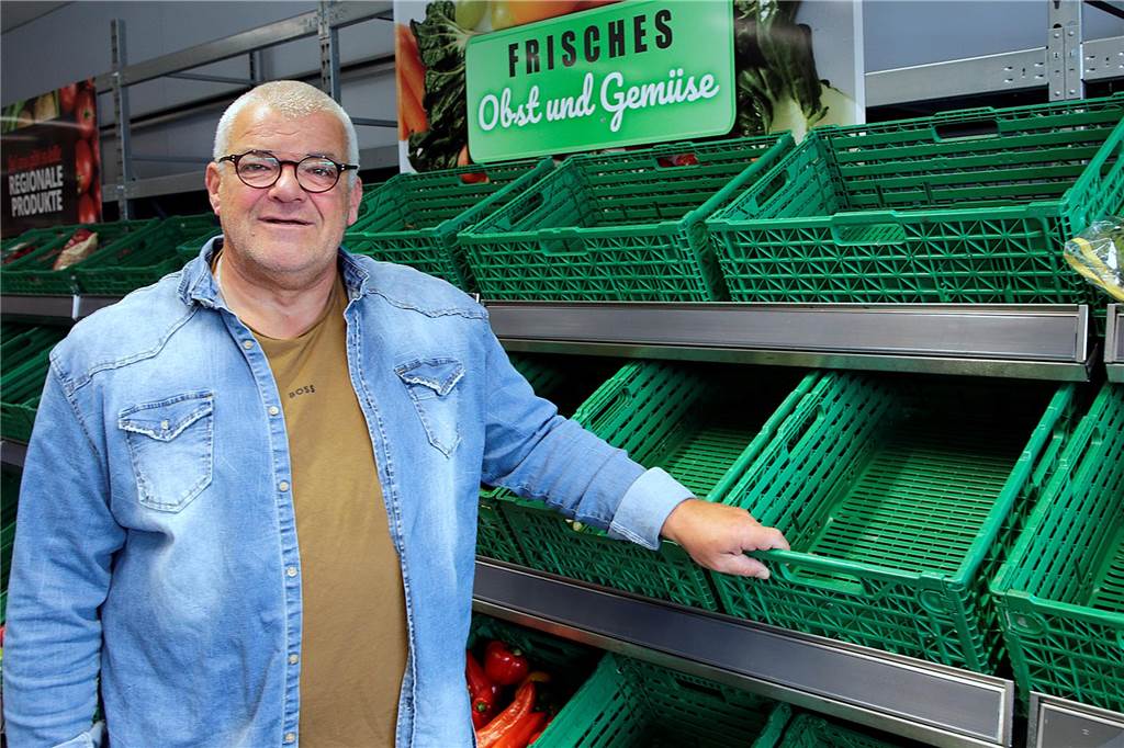 Kaum noch Müll: Die Halterner Tafel wirtschaftet nachhaltig Ein Mann steht vor einem Lebensmittelregal.