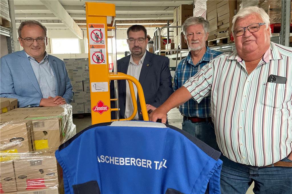 Tafel-Zahlen explodieren: Da kommt Raum-Vergrößerung gerade richtig Tafel-Vorsitzender Martin Hörster (v. r.) und Vorstandsmitglied Manfred Theil stellen Kämmerer Stefan Feige und Fachbereichsleiter Helmut Sunderhaus von der Gemeindeverwaltung die erweiterten Räume der Tafel vor.
