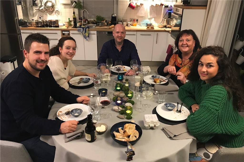 Lüner Food-Blogger Daniel Schmitz kocht beim „Perfekten Dinner“ Tag 2 der Ruhrgebietswoche mit (v.l.) Daniel, Lisa (beide aus Lünen), Gastgeber Thomas, Dagmar und Noelia.