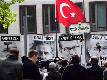 Tag der Pressefreiheit: Amnesty International und Reporter ohne Grenzen fordern vor der türkischen Botschaft in Berlin die Freilassung aller in der Türkei inhaftierten Journalisten. Foto: Maurizio Gambarini