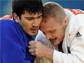 Tagir Chajbulajew (l) hatte im Halbfinale den Deutschen Dimitri Peters bezwungen. Foto: Marius Becker