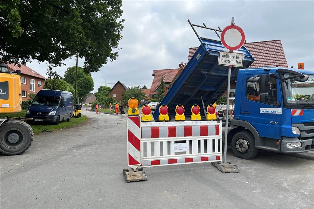 Für die Windenergie: Stadtwerke lassen Stromkabel zu AV 8 ziehen Gesperrte Straße mit Baufahrzeugen