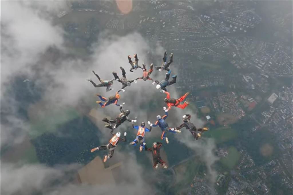Eine Fallschirmspringer-Formation in der Luft.