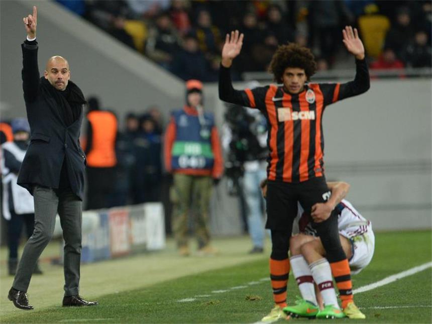 Zehn Bayern erhalten sich mit 0:0 Viertelfinal-Chance Taison und Rafinha lassen kaum eine Gelgenheit zum Rangeln aus. Foto: Andreas Gebert