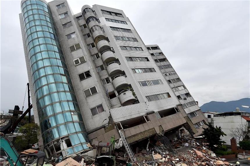 Taiwan, Hualien: Das nach einem Erdbeben schwer beschädigte Yuntsui Building steht schief. Foto: XinHua