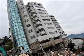 Taiwan, Hualien: Das nach einem Erdbeben schwer beschädigte Yuntsui Building steht schief. Foto: XinHua
