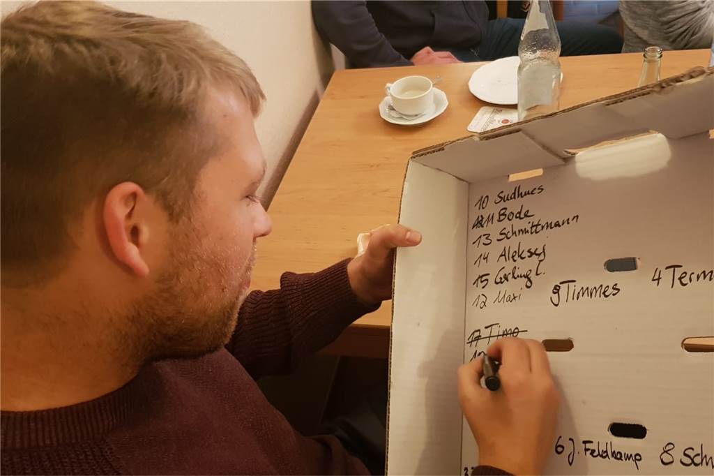 Wessumer Torhüter packt in Kreissäge und Trainer muss für Schiri einspringen Taktiktafel? Total überschätzt! Wessums Trainer Lukas Gerling hat die Startelf stattdessen auf einen Pappkarton geschrieben. Auch von spontanen Änderungen lässt er sich nicht beeindrucken.
