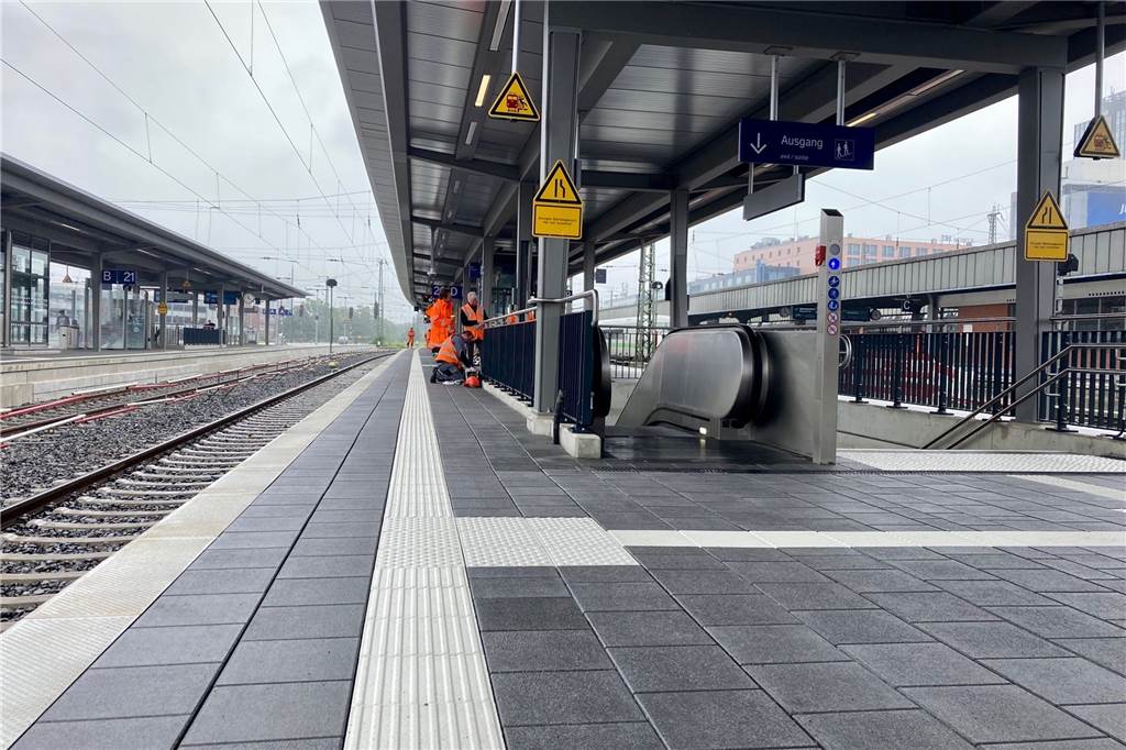 Taktile Leitstreifen bieten Sehbehinderten auf dem Bahnsteig Orientierung.
