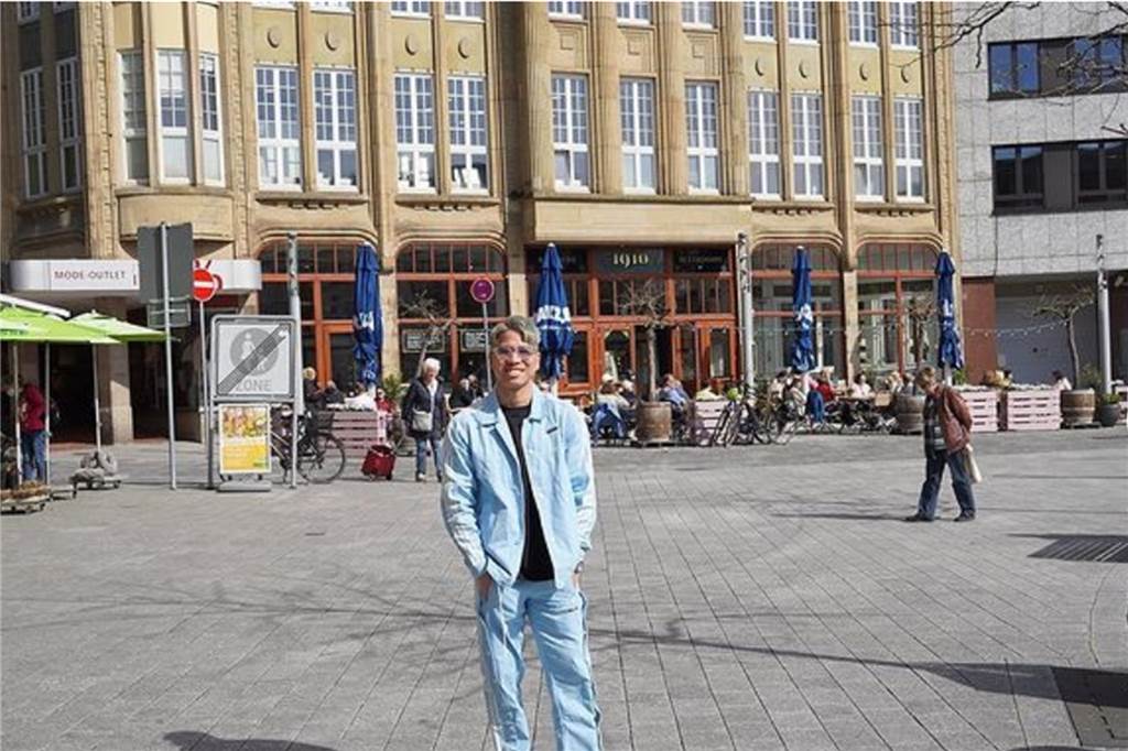 WM-Teilnehmer besucht Castrop - Wacker Obercastrop reagiert sofort Takuma Asano besuchte die Castroper Altstadt und ließ sich für einen Instagram-Post vor dem 1910 auf dem Marktplatz ablichten.