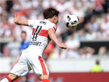 Takuma Asano erzielt per Kopf das 1:0 gegen den KSC. Foto: Deniz Calagan