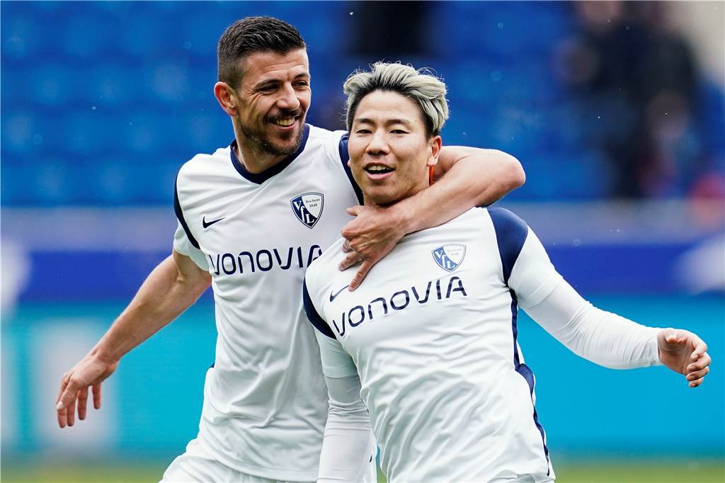 WM-Teilnehmer besucht Castrop - Wacker Obercastrop reagiert sofort Takuma Asano (r) jubelt mit Bochums Anthony Losilla nach einem Tor seiner Tore für den VfL.