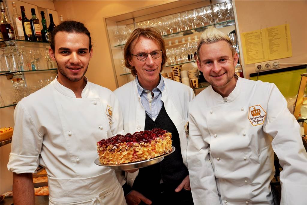 Café Residenz: Hier speisten Lothar Matthäus und ein Prinz von Preußen Talal Abou Laben (l.) kam als Flüchtling aus Syrien nach Deutschland und erhielt eine Ausbildung bei Café-Inhaber Hans-Joachim Schmale-Baars und Konditormeister Nils Opsölder (r.).
