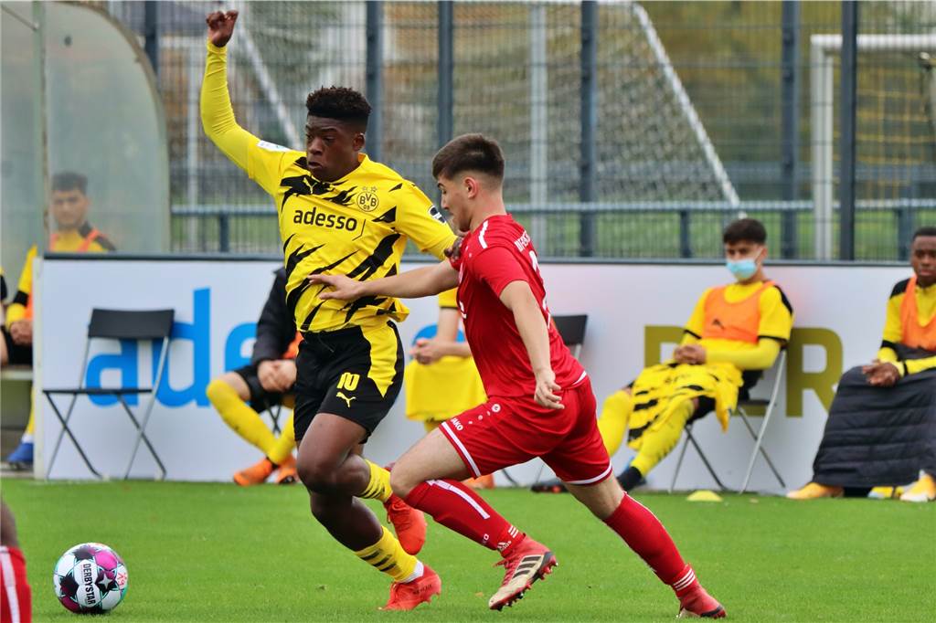 Talent mit Profi-Potenzial: Rechtsaußen Samuel Bamba (16, l.) hat beim BVB einen Vertrag bis 2024 unterschrieben.