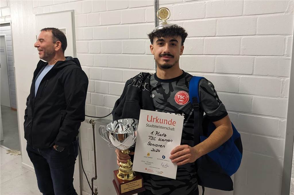 Yusuf Güney trifft im Kamener Stadt-Finale: „Ich will aufsteigen“ Talha Akar präsentiert stolz den gewonnenen Pokal.