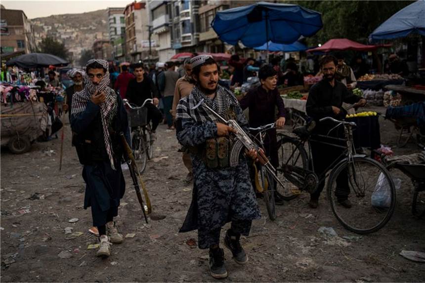 Taliban beschlagnahmen Geld in Millionenhöhe Taliban-Kämpfer patrouillieren auf einem Markt in der Altstadt.