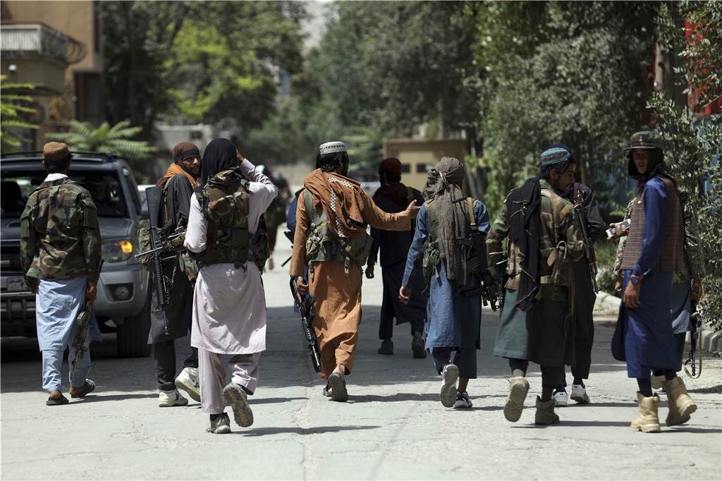 Schwerter Familie aus Afghanistan erzählt: So lebten wir unter den Taliban Taliban-Kämpfer patrouillieren in Kabul.