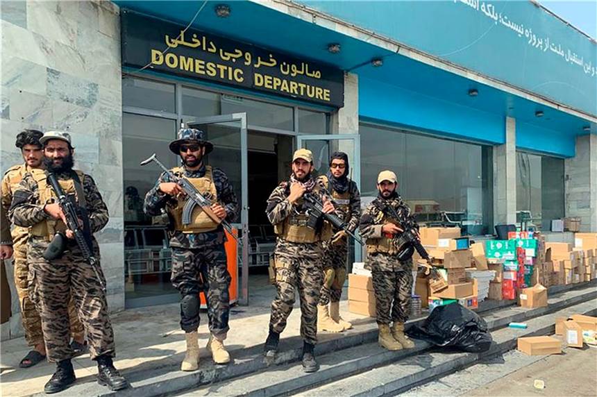 Taliban: Wollen „offizielle diplomatische Beziehungen" Taliban-Kämpfer stehen nach dem Abzug der USA in Kabul im Inneren des internationalen Flughafens Wache.