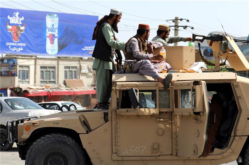 Dramatische Szenen in Kabul: Verzweifelte Menschen fallen von abhebenden Flugzeugen Taliban-Kämpfer vor dem Flughafen in Kabul.