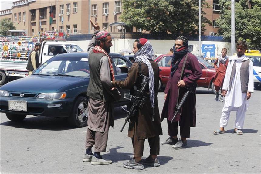 Grünen-Politiker: Taliban können Bundesregierung erpressen Taliban zeigen in Kabul Präsenz auf den Straßen.