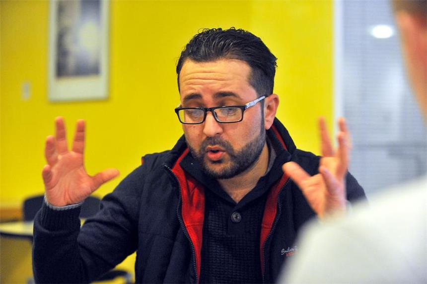 Basiskenntnisse? So gut spricht ein Flüchtling Deutsch Tammam Alkhaled hat bei der VHS einen ersten Deutschkurs absolviert. Sein Ziel: in Deutschland Jura studieren.