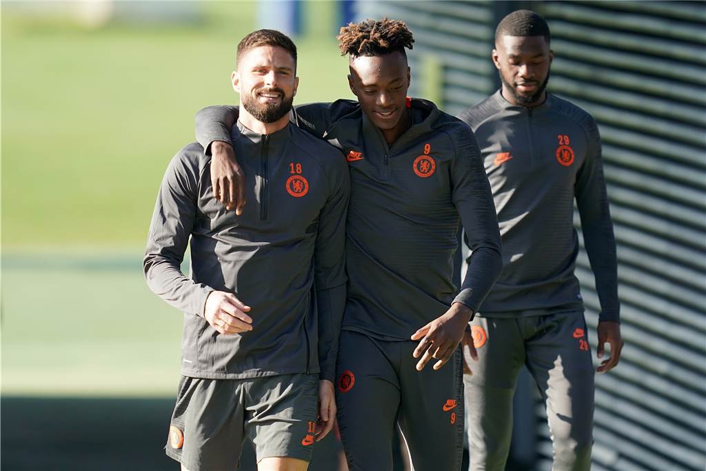 Umdenken beim BVB: Im Winter könnte ein neuer Mittelstürmer kommen Tammy Abrahma (Mitte) hat Olivier Giroud mittlerweile den Platz im Sturmzentrum abgenommen.