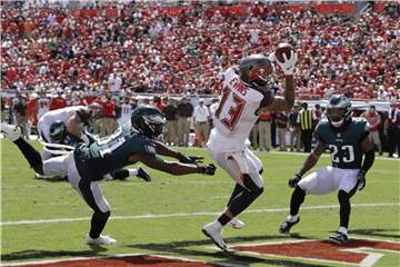 Tampa Bays Mike Evans (13) erzielt einen Touchdown gegen die Philadelphia Eagles. Foto: Chris O'meara/AP