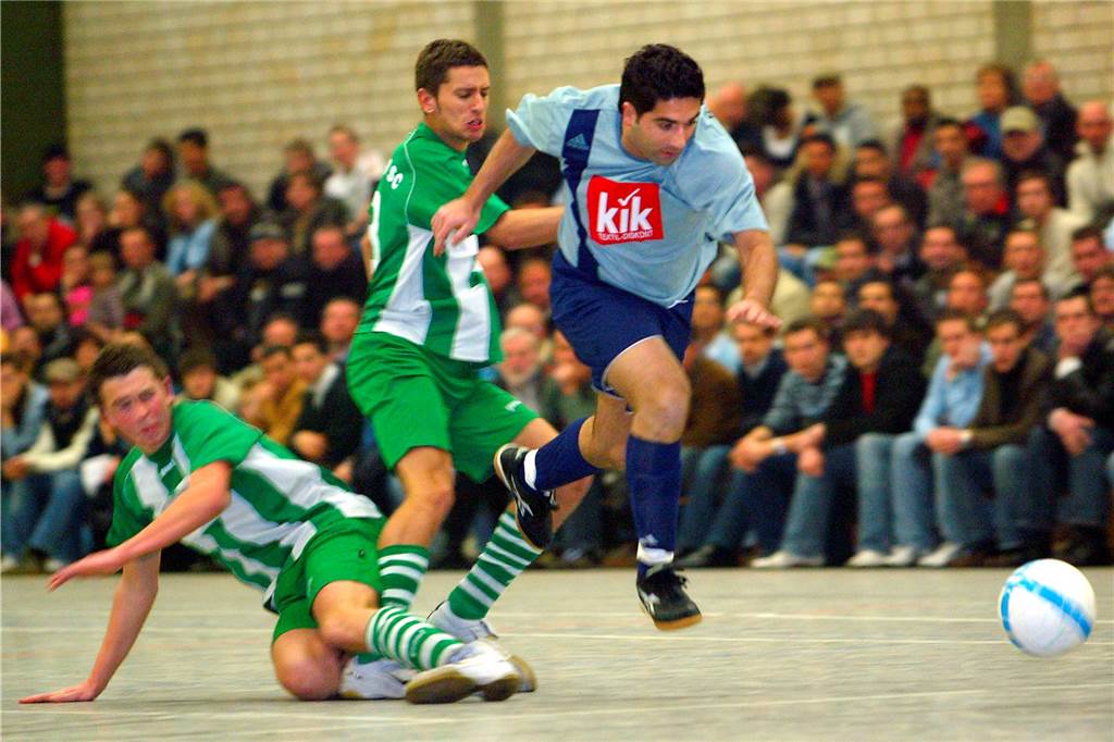 Taner Dogan war ein Dortmunder Wandervogel: Heute sind die BVB-Profis seine Kunden Taner Dogan (r.) spielte in Dortmund unter anderem für den FC Brünninghausen - hier bei der Hallenstadtmeisterschaft 2006.