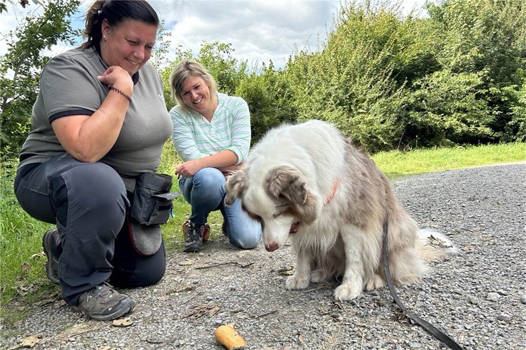 Rattengift, Rasierklingen, Zigarettenstummel: Training für Hunde Tanja Kaps und Deborah Herrmann, auch Debby genannt, mit Hund Barney.